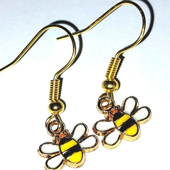 Super cute mini bumble bee earrings for kids and women - Picture 4 of 5